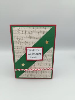 Handgemachte Weihnachtskarte mit diagonalem Musikdesign – „Fröhliche Weihnacht überall“